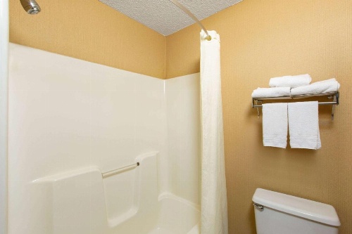 Super 8 by Wyndham Salina I-70 image 10