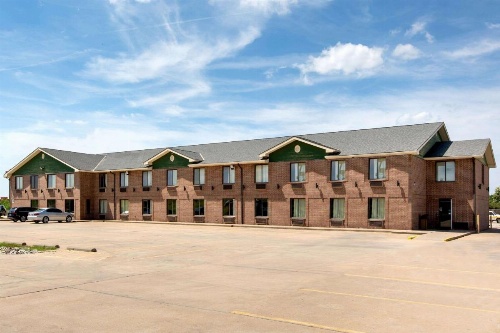 Super 8 by Wyndham Salina I-70 image 12