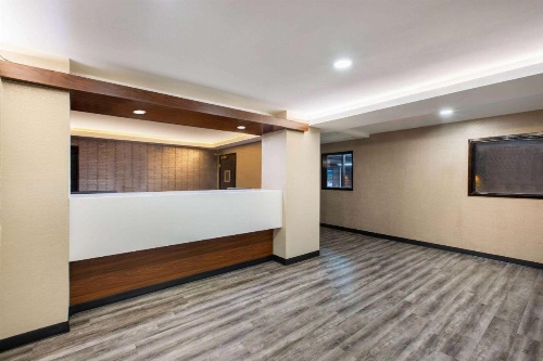 Super 8 by Wyndham Salina I-70 image 15