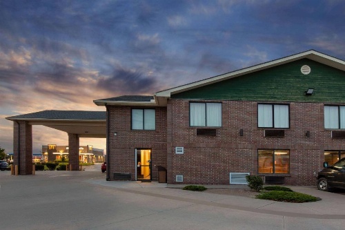 Super 8 by Wyndham Salina I-70 image 17