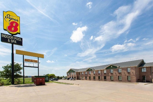 Super 8 by Wyndham Salina I-70 image 18