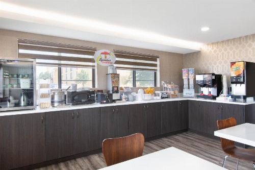 Super 8 by Wyndham Salina I-70 image 19