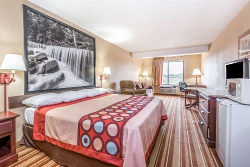 Super 8 by Wyndham Salina I-70 image 21