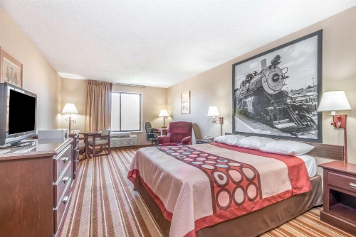 Super 8 by Wyndham Salina I-70 image 23