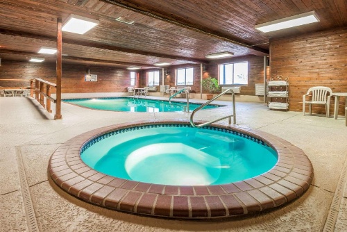 Super 8 by Wyndham Salina I-70 image 24