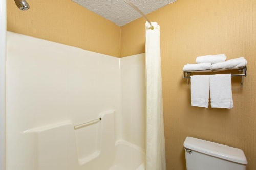 Super 8 by Wyndham Salina I-70 image 25