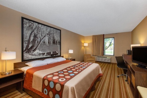 Super 8 by Wyndham Salina I-70 image 29