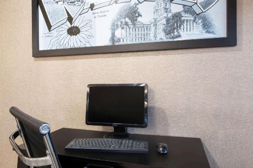 Super 8 by Wyndham Salina I-70 image 33