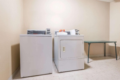 Super 8 by Wyndham Salina I-70 image 34