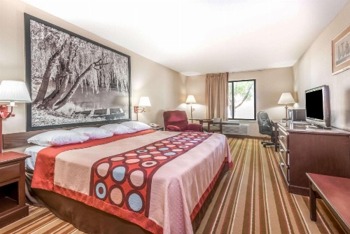 Super 8 by Wyndham Salina I-70 image 35