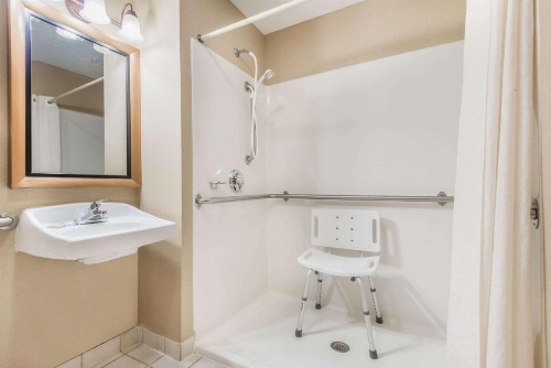 Super 8 by Wyndham Salina I-70 image 36