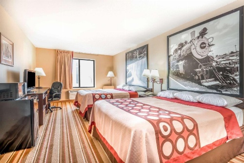 Super 8 by Wyndham Salina I-70 image 37