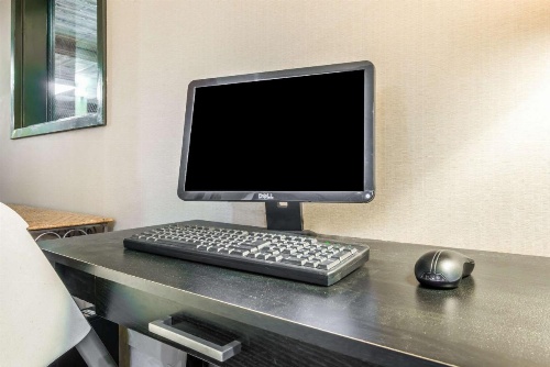 Super 8 by Wyndham Salina I-70 image 38