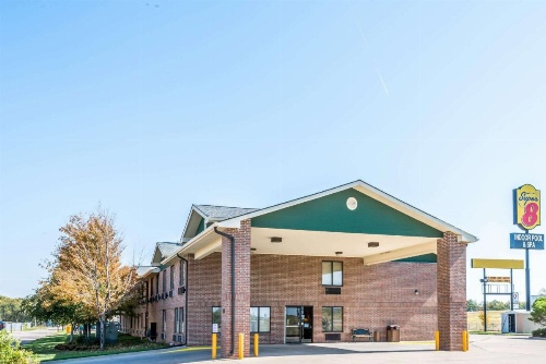 Super 8 by Wyndham Salina I-70 image 40