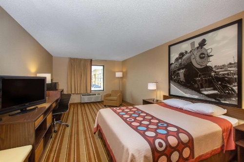 Super 8 by Wyndham Salina I-70 image 8